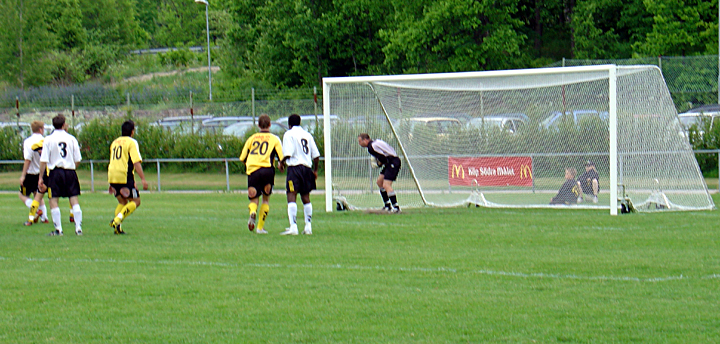 2004_0605_09.jpg - Arboga låg på för ytterligare ett mål, men Dingtunas målvakt tar bollen.